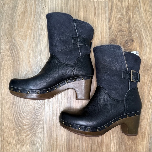 UGG Amoret Black Shearling Clog Booties Size 7 LNC - Picture 8 of 9